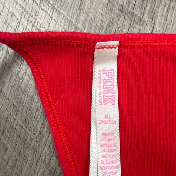 VS Red Ribbed V String Thong - Picture 8 of 8
